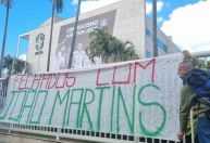Organizada do Palmeiras protesta contra arbitragem na sede da CBF; veja imagens