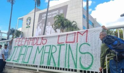 Torcida Mancha Alviverde protesta na sede da CBF