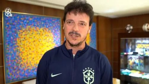 Fernando Diniz com uniforme da Seleção Brasileira