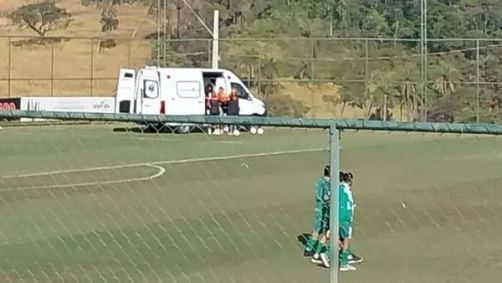 Goleiro foi atendido em ambulância e saiu consciente