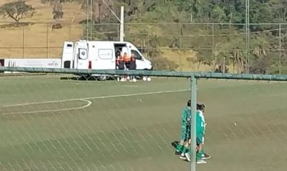 Goleiro foi atendido em ambulância e saiu consciente