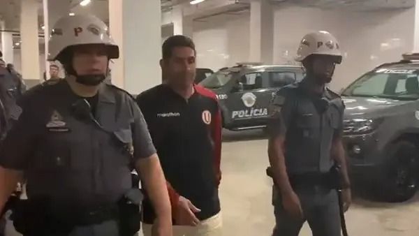 Preparador físico uruguaio Sebastián Avellino é levado pela polícia