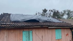 Casa é protegida com toldo após passagem do ciclone em Cerro Largo (RS)