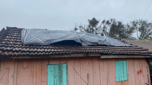 Casa é protegida com toldo após passagem do ciclone em Cerro Largo (RS)