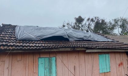 Casa é protegida com toldo após passagem do ciclone em Cerro Largo (RS)