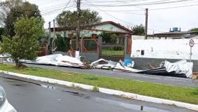 Muro ficou danificado após passagem do ciclone no município de Osório (RS)
