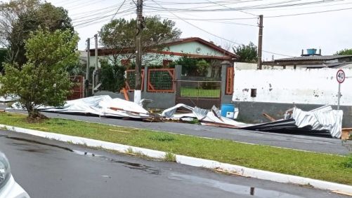 Muro ficou danificado após passagem do ciclone no município de Osório (RS)