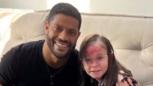 Hulk com a pequena torcedora Alice Ribeiro, que convive com uma doença de pele rara