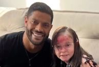 Hulk visita e presenteia pequena torcedora do Atlético-MG com doença rara