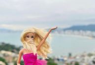 Na onda da Barbie: prefeitura de Itapema (SC) faz ensaio fotográfico de boneca em pontos turísticos; veja