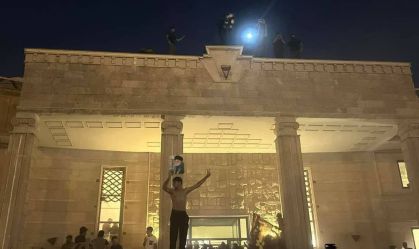 Manifestantes invadem prédio da embaixada sueca em Bagdá