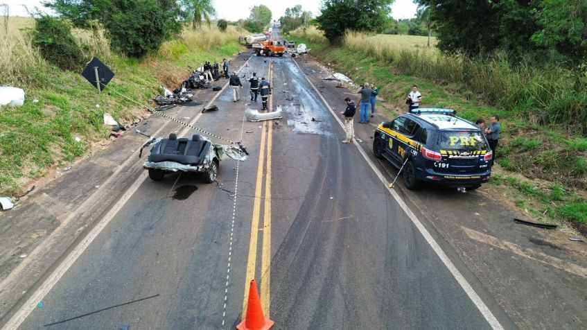 Acidente em rodovia no PR deixa um morto e 3 feridos; carro partiu ao meio. / PRF/PR