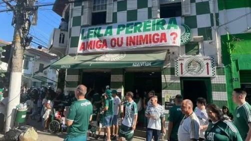 Torcida do Palmeiras protesta contra Leila Pereira na região do Allianz Parque