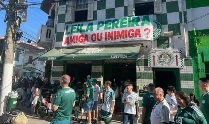 Torcida do Palmeiras protesta contra Leila: "Vende o avião e ajuda o Abel"