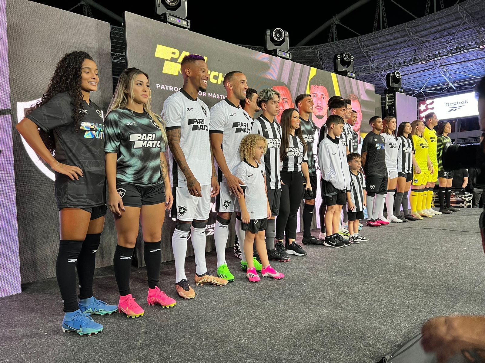 Jogadores do Botafogo mostram as novas camisas lançadas pela Reebok; onze modelos foram apresentados