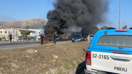 Policiais monitoram protesto na Vila Kennedy, no Rio de Janeiro, onde três pessoas morreram após operação