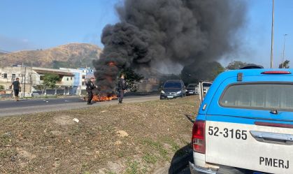 Policiais monitoram protesto na Vila Kennedy, no Rio de Janeiro, onde três pessoas morreram após operação