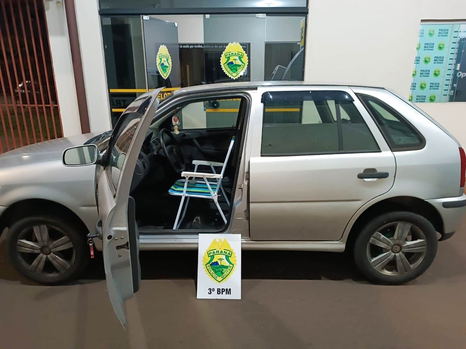 Imagem de destaque do post: Homem é flagrado dirigindo carro em cadeira de praia no Paraná; veja