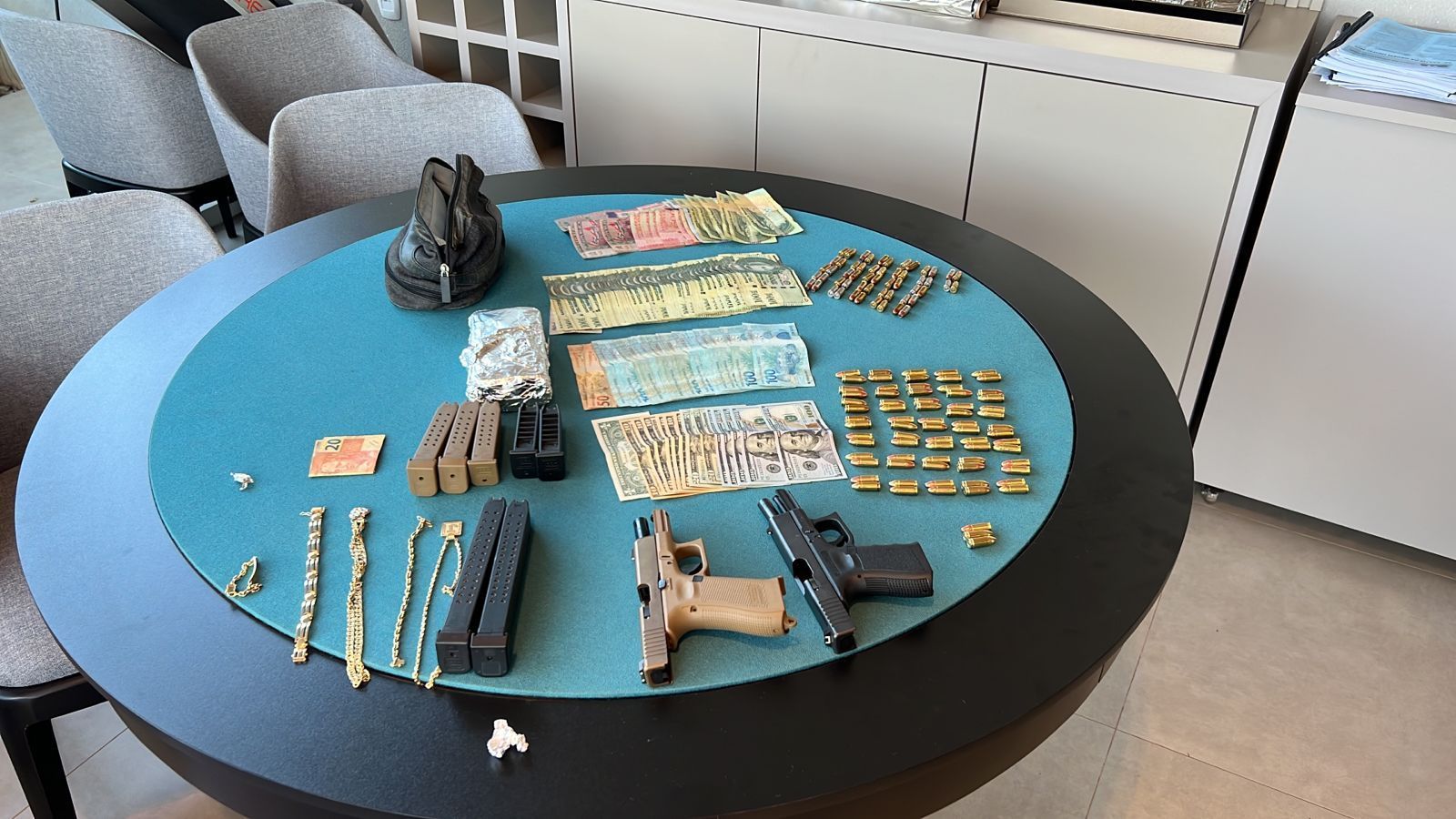 Armas e dinheiro foram apreendidos em operação da PF