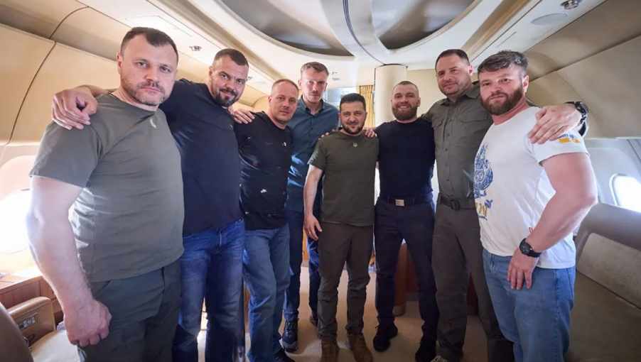 Zelensky fotografado com os comandantes do Azovstal quando eles retornam de Istambul para a Ucrânia. / Serviço de Imprensa Presidencial Ucraniano/Divulgação/Reuters