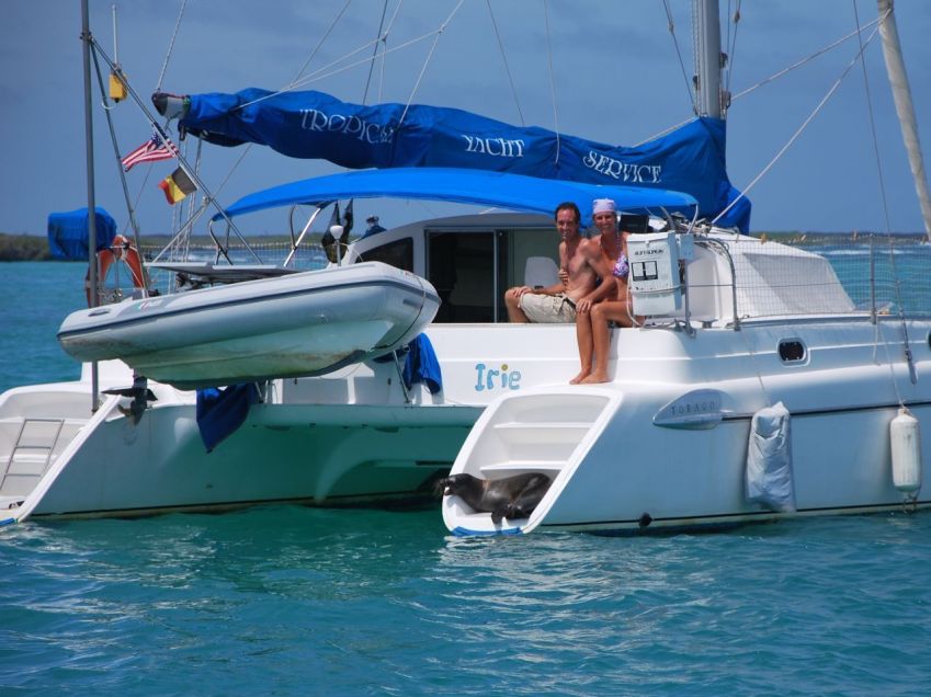Liesbet e Mark em seu catamarã nas Ilhas Galápagos, em 2013. / Liesbet Collaert