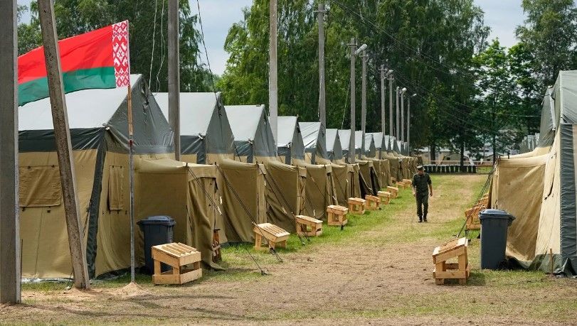 Visão do acampamento do exército belarusso perto da vila de Tsel, próximo a Minsk, em Belarus. / Alexander Zemlianichenko/AP