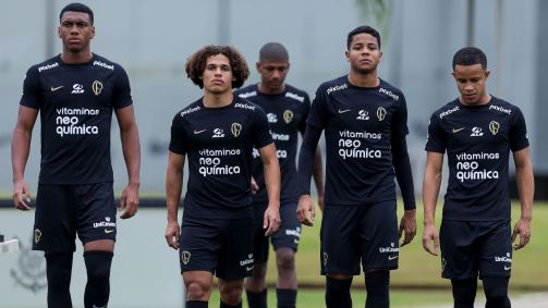 Felipe Augusto, Biro, Vitor Meer, Wesley, Pedro em treino do Corinthians antes do jogo
