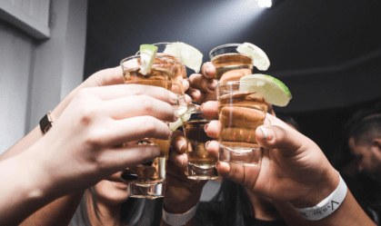 Da “euforia” ao “blackout”: O que acontece no organismo quando bebemos álcool