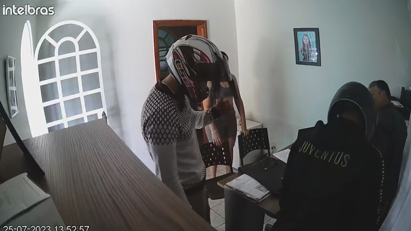 Bandidos ameaçaram pai e filha durante roubo em Taguatinga / Reprodução
