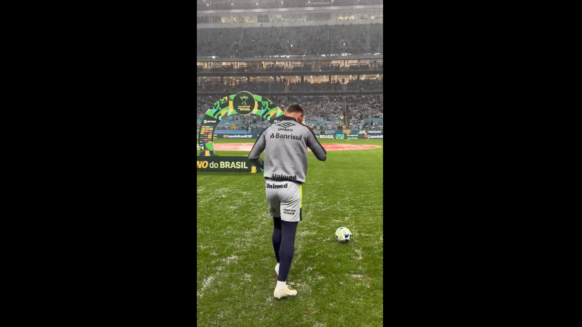 Gramado encharcado antes de Grêmio x Bahia