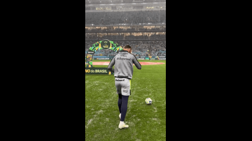 Gramado encharcado antes de Grêmio x Bahia