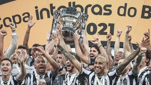 Time do Atlético Mineiro levanta a taça da Copa da Brasil de 2021