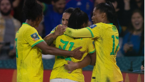 Jogadoras brasileiras comemoram gol contra a França