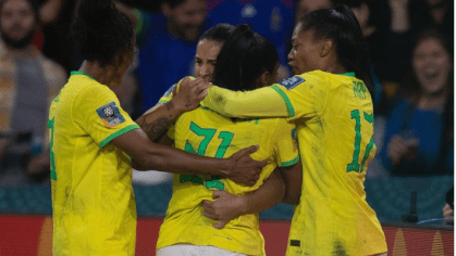 Jogadoras brasileiras comemoram gol contra a França