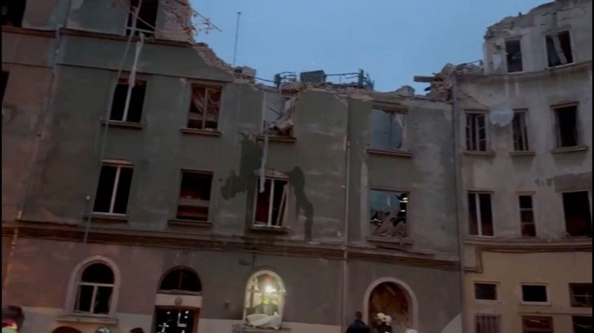Um prédio de apartamentos é danificado por um ataque de foguete russo em Lviv por meio de uma captura de tela obtida de um vídeo de mídia social divulgado na quinta-feira. / Maksim Kozytskiy/Telegram/Reuters