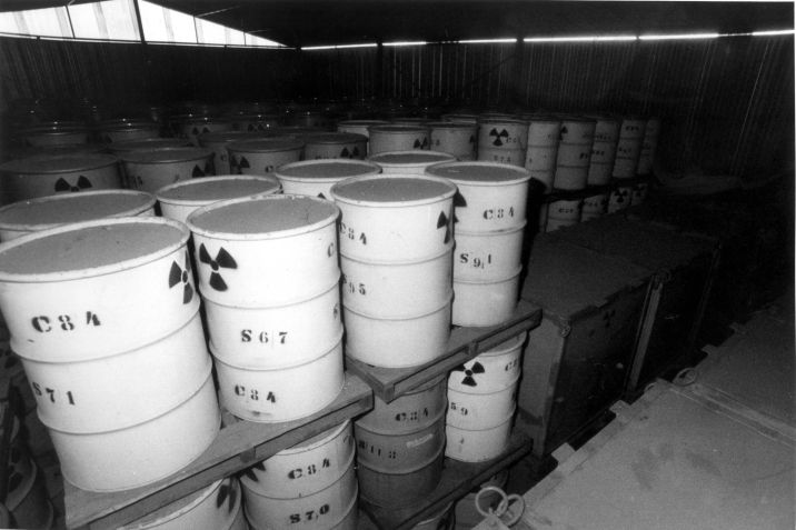 Tambores com material radioativo oriundo do acidente radiológico com Césio-137 ocorrido em Goiânia, em Goiás, é visto armazenado no IPEN (Instituto de Pesquisas Energéticas e Nucleares), em fevereiro de 1990. / AMANCIO CHIODI/ESTADÃO CONTEÚDO/AE