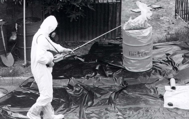 Técnico da CNEN (Comissão Nacional de Energia Nuclear) mede o índice de radioatividade na cápsula contendo Césio-137, em Goiânia, Goiás, em novembro de 1987. / O POPULAR/AE - Estadão Conteúdo