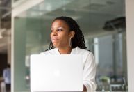 Desaceleração econômica aumenta desigualdade e prejudica carreiras de mulheres, diz LinkedIn