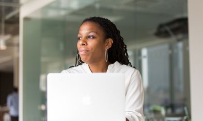 Desaceleração econômica aumenta desigualdade e prejudica carreiras de mulheres, diz LinkedIn