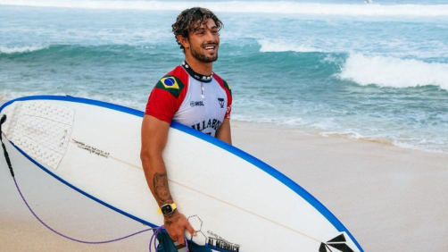 João Chianca segura prancha