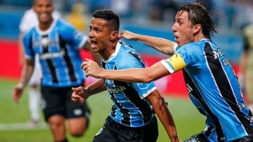 Cícero comemora gol contra o Lanús na Arena do Grêmio