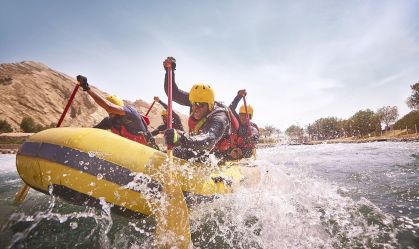FOTOS: Abu Dhabi construiu parque aquático no meio do deserto onde temperaturas chegam a 49°C