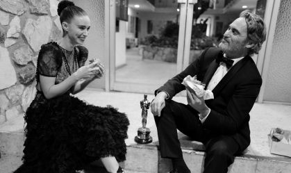 Fotógrafo revela bastidores de fotos icônicas de Joaquin Phoenix, Cate Blanchett e outros astros; veja imagens