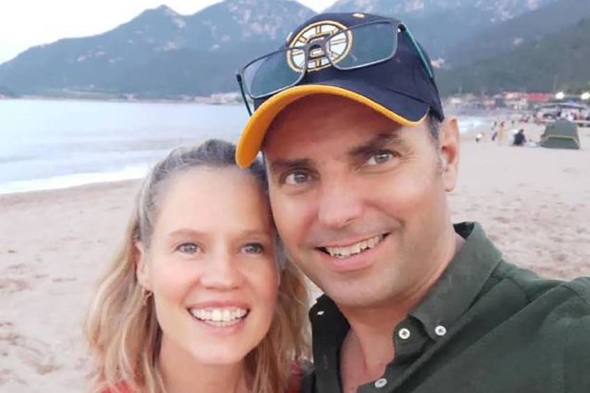 O ex-piloto de caça americano Daniel Duggan está sob custódia na Austrália, aguardando extradição para os EUA sob acusações de que ele treinou pilotos militares chineses, e sua esposa Saffrine Duggan / Cortesia/Saffrine Duggan