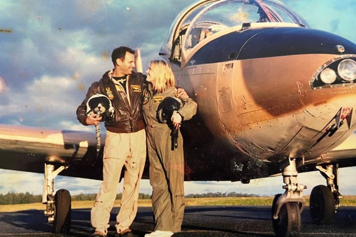 Uma imagem sem data do ex-piloto de caça americano Daniel Duggan com sua esposa Saffrine na Tasmânia / Cortesia/Saffrine Duggan