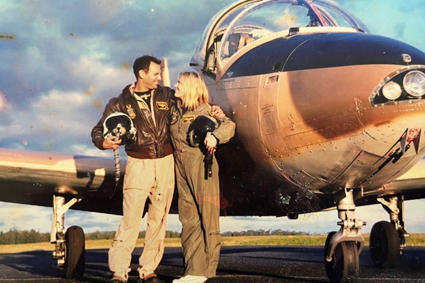 Uma imagem sem data do ex-piloto de caça americano Daniel Duggan com sua esposa Saffrine na Tasmânia / Cortesia/Saffrine Duggan
