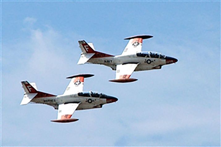 A aeronave do Esquadrão de Treinamento 86 marca o último voo de treinamento do T-2 Buckeye, o treinador a jato mais antigo da Marinha, Pensacola, Flórida, em 8 de agosto de 2008 / Divulgação/Departamento de Defesa dos Estados Unidos