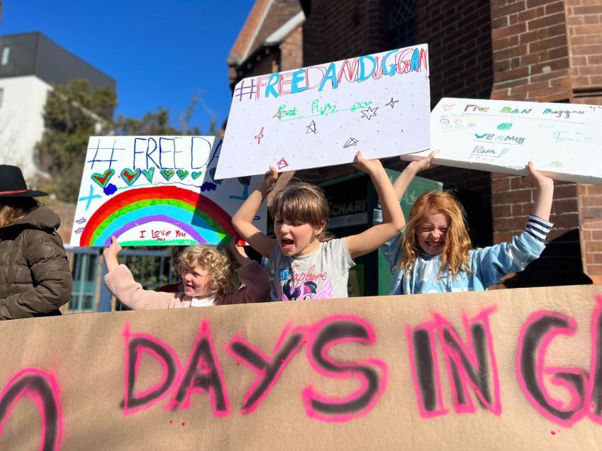 Os filhos de Daniel Duggan juntaram-se aos manifestantes no domingo (23) para pedir a libertação de seu pai / Paul Devitt/CNN