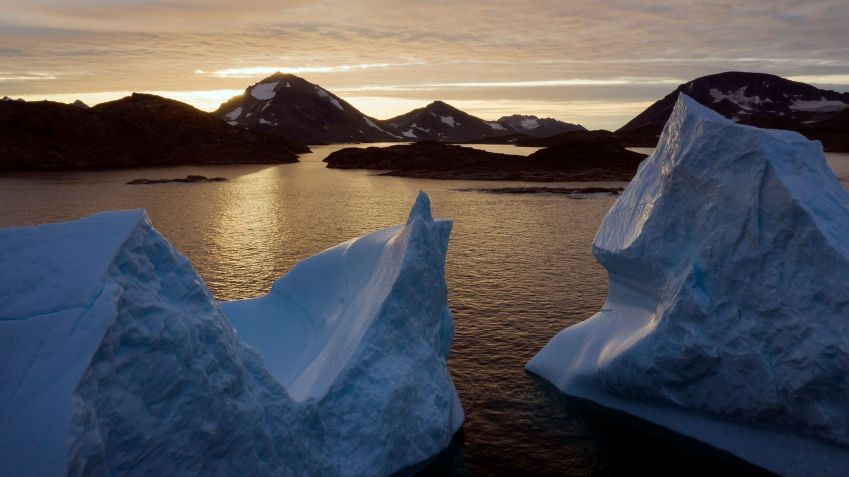 Grandes icebergs perto de Kulusuk, Groenlândia. Os cientistas dizem que uma circulação oceânica crítica no Atlântico Norte pode entrar em colapso nas próximas décadas / Felipe Dana/AP