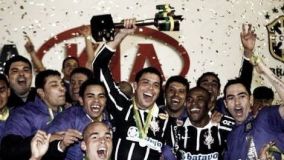 Time do Corinthians levanta a taça da Copa da Brasil de 2009